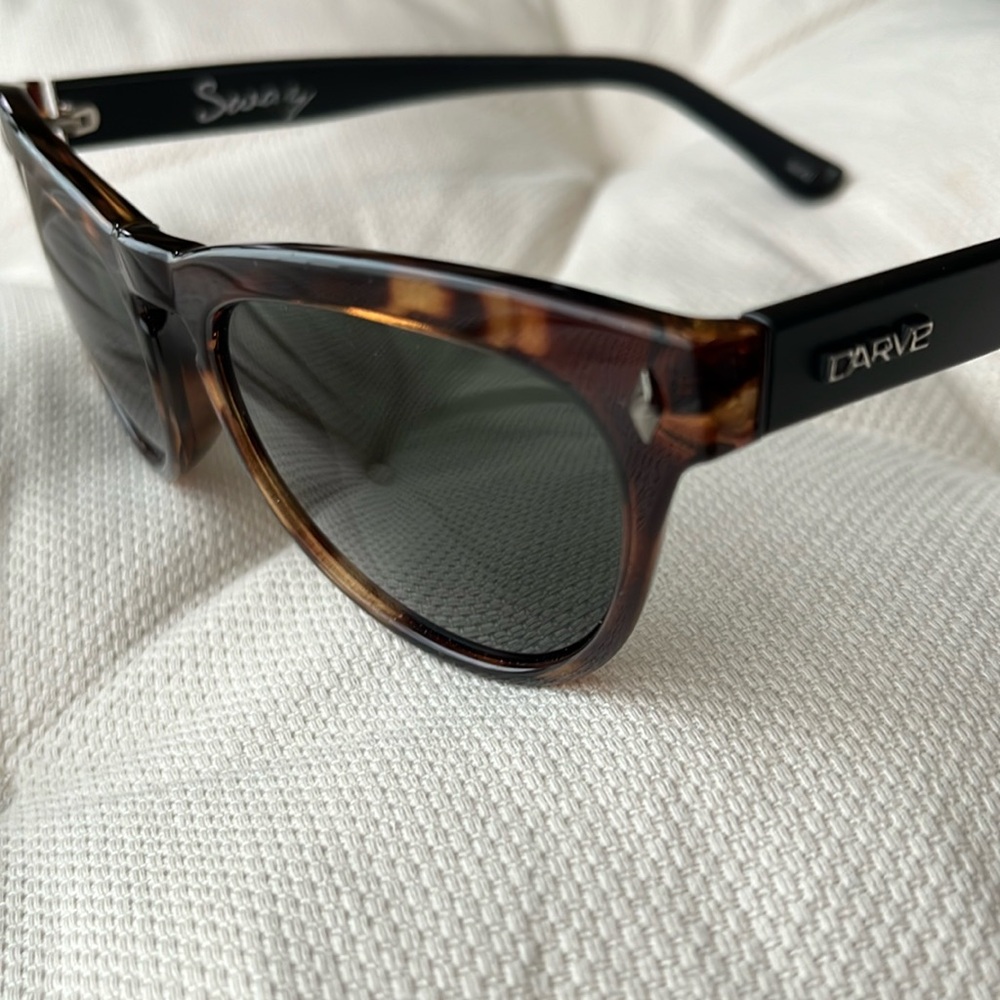 New condition Carve “Sway” sunnies
